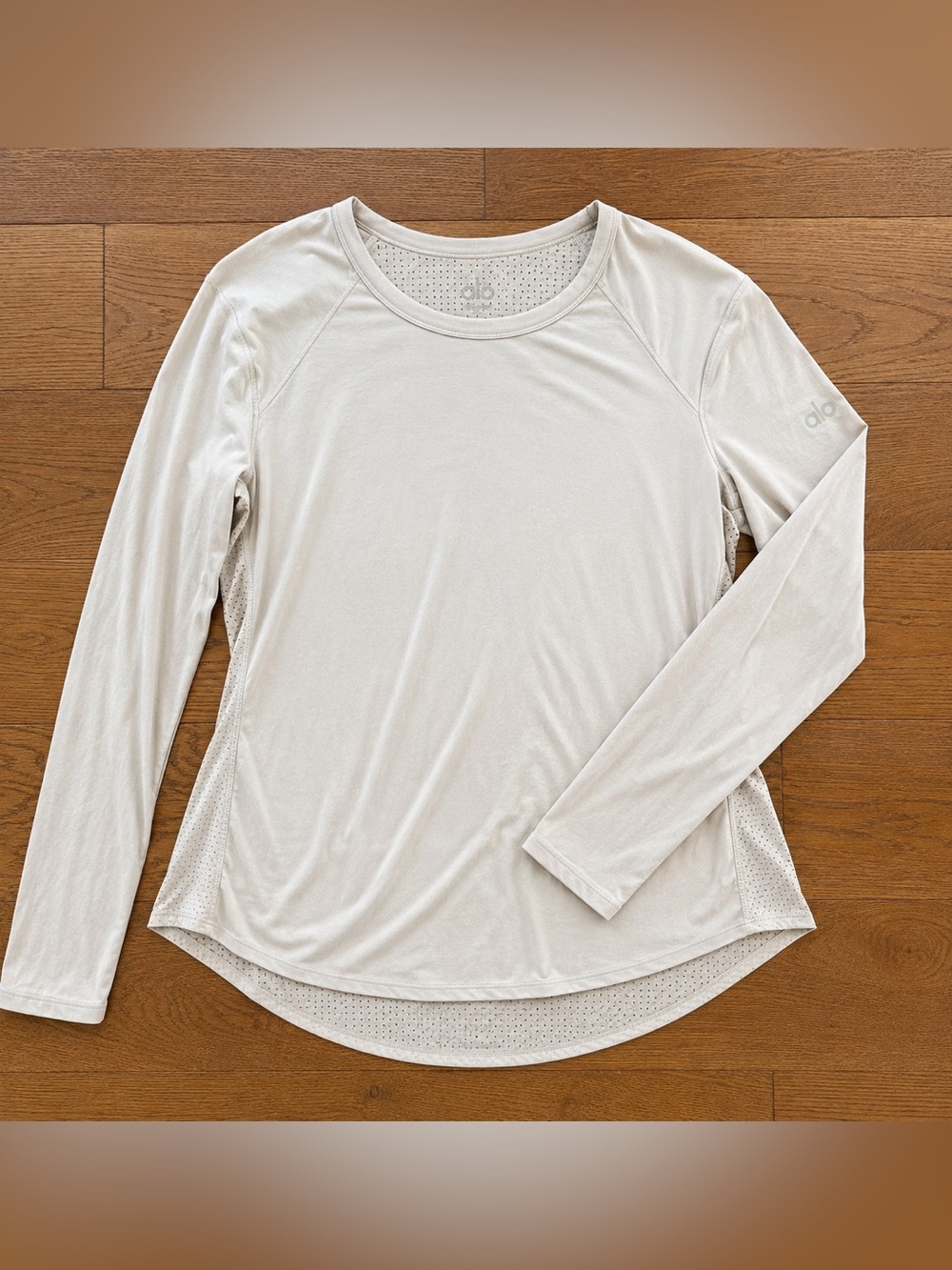 ALO Yoga Long Sleeve Performance Tee in Light Beige